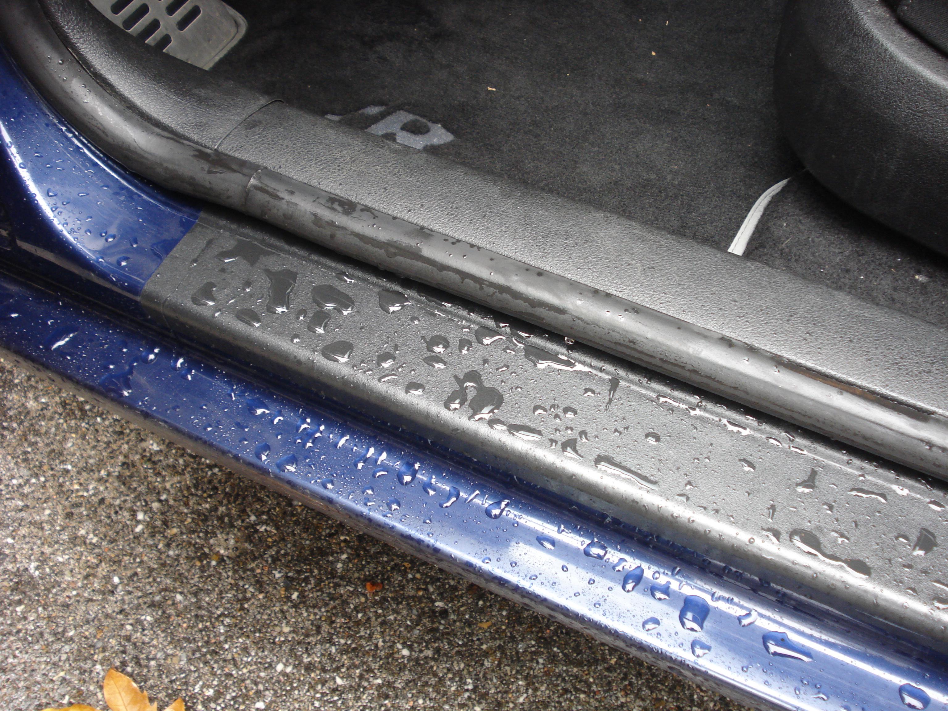 Infiltration d'eau par joint de porte, ou cache intérieur ...