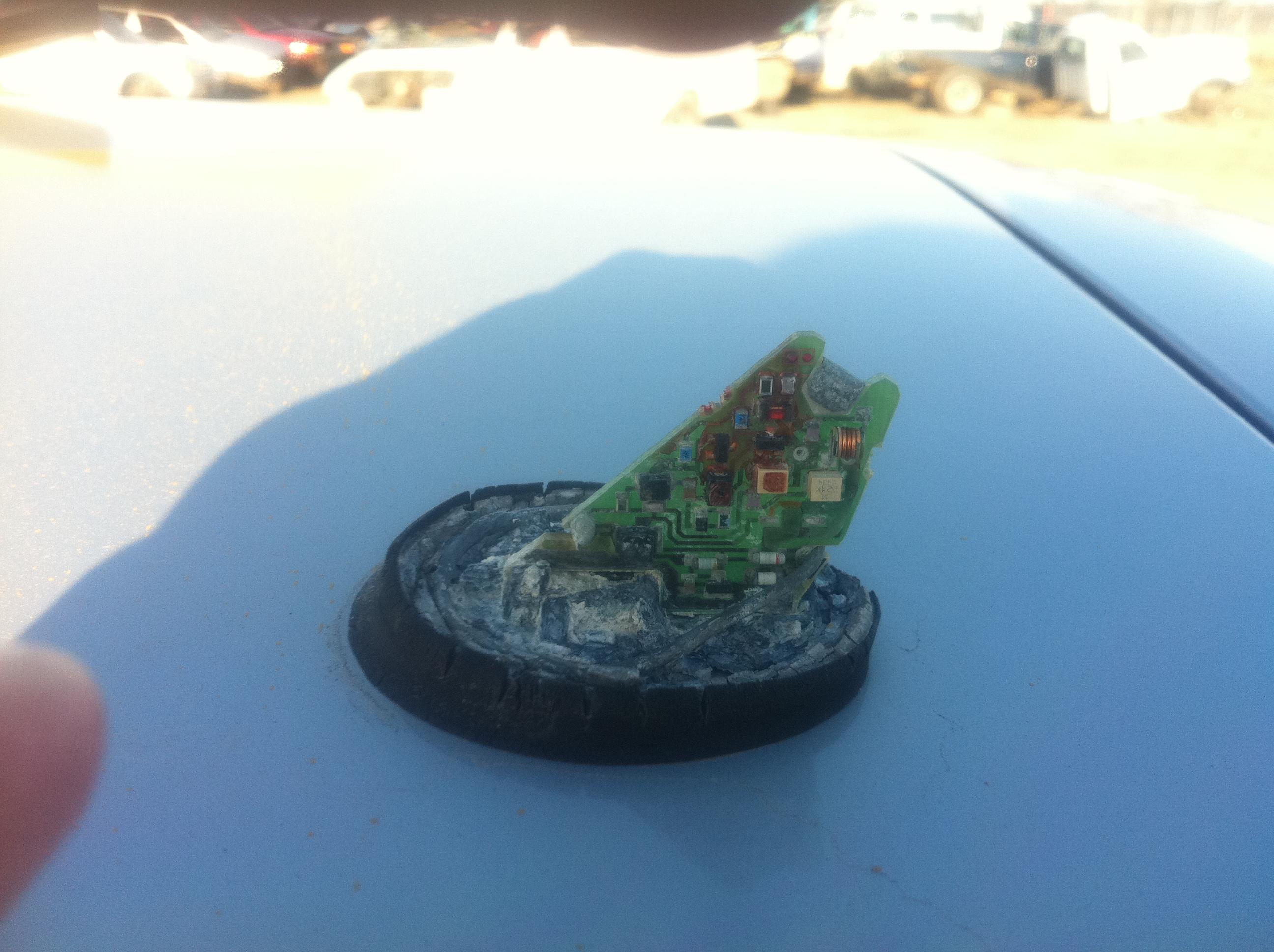 Circuit electronique dans la base de l'antenne : Audio et électronique  embarquée - Forum Volkswagen Golf IV