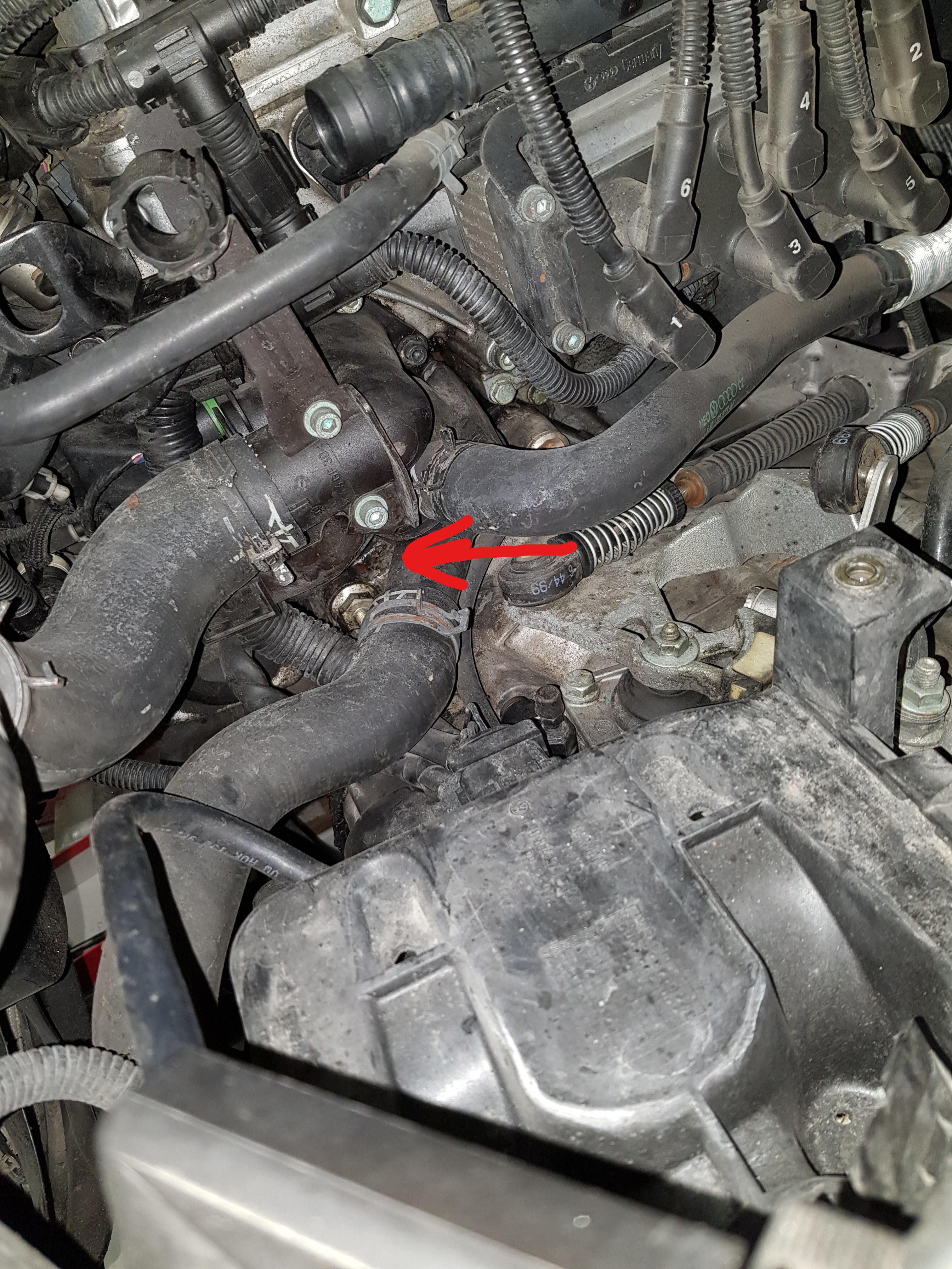 golf 4 2.8l v6 fuite LDR sous le boitier du thermostat : [Essence