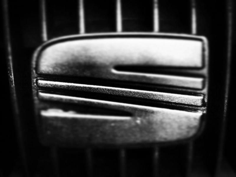 TUTO Plastidip noir mate logo VW + fond couleur carrosserie : Esthétique  extérieure - Forum Volkswagen Golf IV