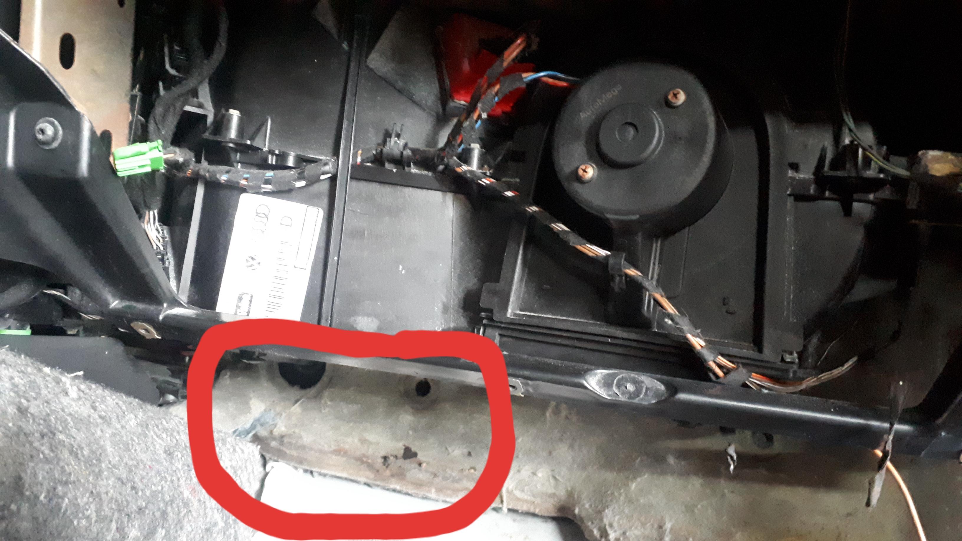Coude De Drainage Condensation Climatisation - Référence F3LE 6A614-AA - Pour Ford Mark VIII 1993-1998
